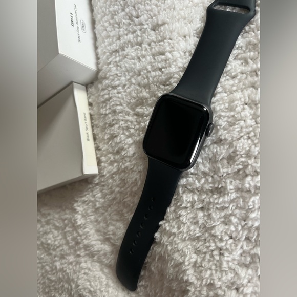 Apple Watch Series 5 40MM - Picture 2 of 3